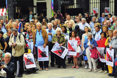 909290 Afbeelding van de aanwezigen bij de opening van de tentoonstelling Gekomen om te blijven op het plein bij Het ...
